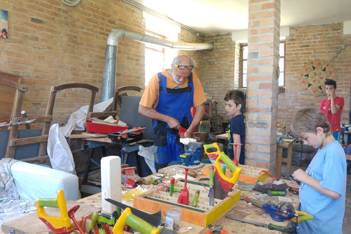 Gino Chabod, l'artigiano del legno che insegna ai bambini il saper fare