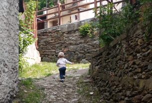 A Ostana c’è la Scuola di “O”: outdoor education e cultura di comunità per i piccoli del borgo