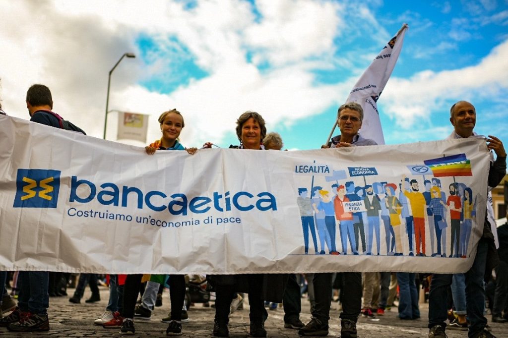 Banca Etica persone socie e clienti alla marcia della pace Perugia Assisi © foto di Luca Gallo Banca Etica 1024x682 1