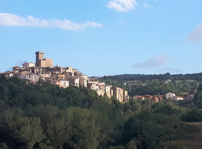 In cammino fra borghi e foreste per ritrovare il legame con la natura e un nuovo umanesimo