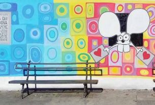 Il topo camminante, il murales che accompagna bambini e bambine a scuola