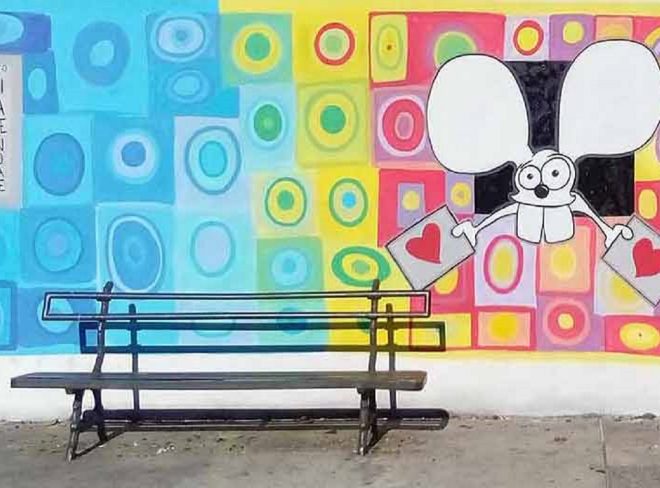 Il topo camminante, il murales che accompagna bambini e bambine a scuola