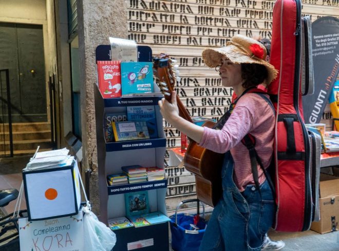 La biblioteca su due ruote KORABike regala storie in giro per le strade