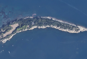 In vendita l’Isolotto di Punta Pennata, gioiello del Golfo di Napoli tra storia e natura